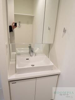 洗面設備　※同タイプの別のお部屋です。