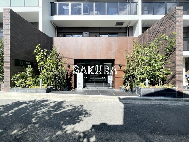 エントランス　重厚感のある建物デザイン♪