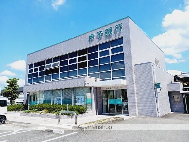 銀行　伊予銀行川内支店様（銀行）まで600m