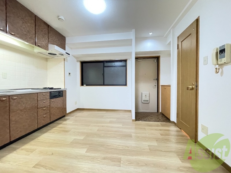 居室・リビング　とっても明るいお部屋です。ピッカピカのフローリングです