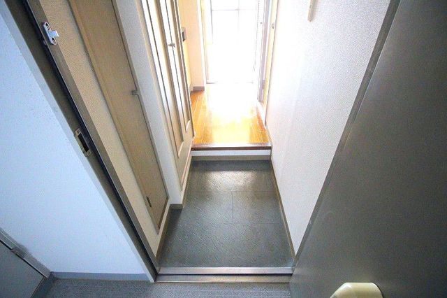 玄関　※居住中の為、他室写真となります。