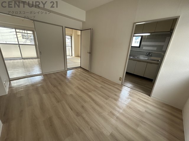 居室・リビング　各部屋に繋がる6.5帖のリビングです♪