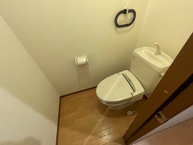 トイレ　温水洗浄便座付きのトイレです♪