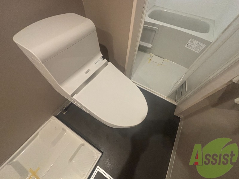 トイレ　トイレは温水洗浄便座です。シンプルな雰囲気になっています。