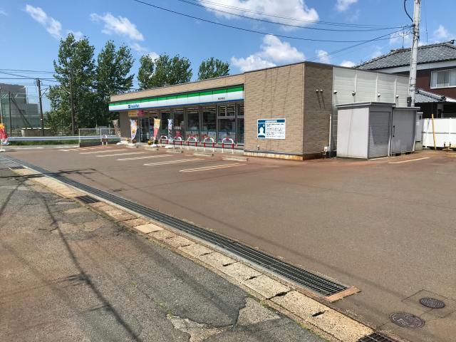 コンビニ　ファミリーマート新津吉岡町店（コンビニ）まで435m