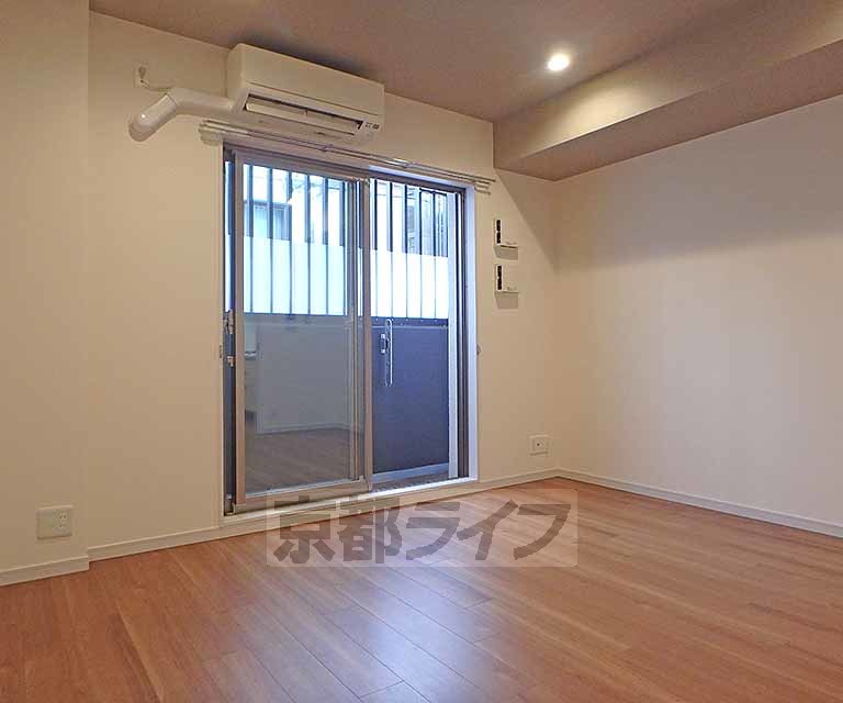 居室・リビング　ダウンライトがオシャレなお部屋です。