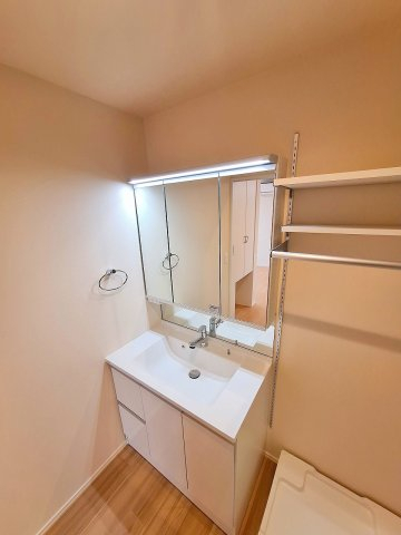 洗面設備　※同じ間取りの別階のお部屋となります。