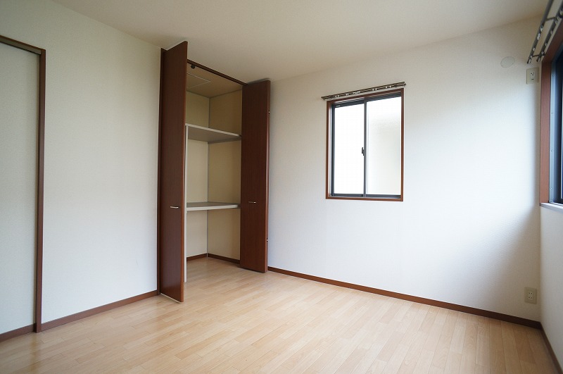 その他部屋・スペース　クローゼットのある洋室6.7帖のお部屋です！お洋服の多い方も