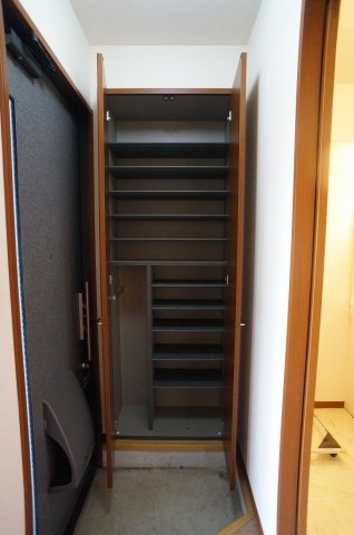 玄関　シューズボックス付きで玄関すっきり片付きます！お客様もスムー