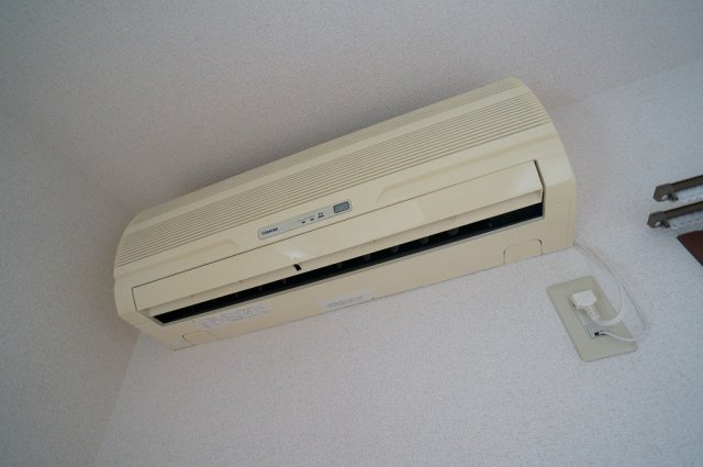 その他設備　リビングダイニングキッチンにあるエアコンです！ムシ暑い夏も肌