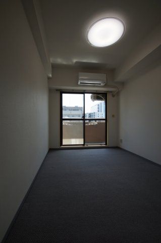 居室・リビング　落ち着いた色合いの床材を使用した居住空間です。
