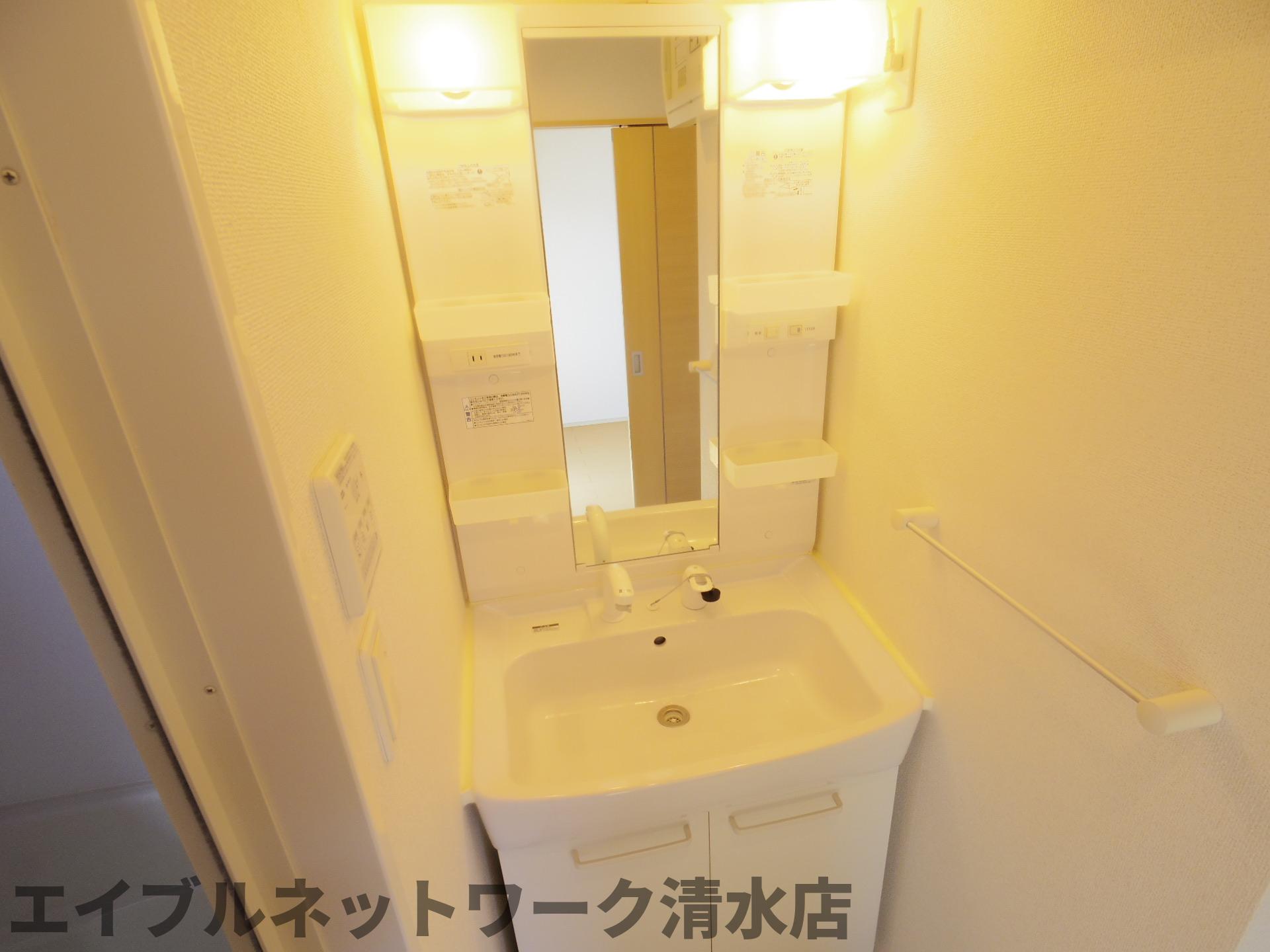 洗面設備　明るい洗面所です