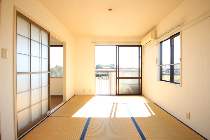 居室・リビング　南向き和室６帖です！　日当り良好です。