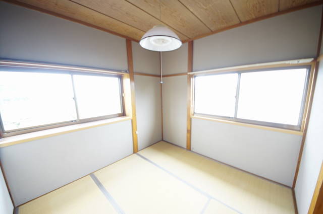 その他　北側４．５帖洋間は２面採光で明るいですょ