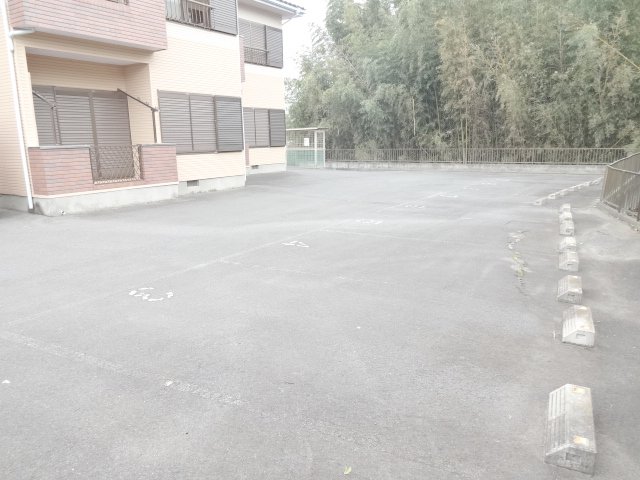 駐車場　駐車１台付き２台目１０００円