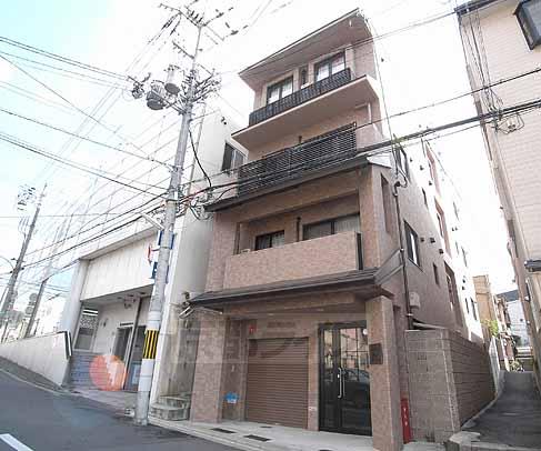 京都市東山区泉涌寺雀ケ森町のマンションの建物外観