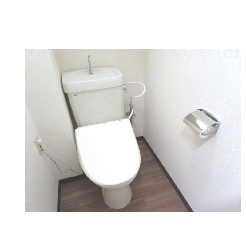 トイレ　冬場の強い味方！温水洗浄便座です。