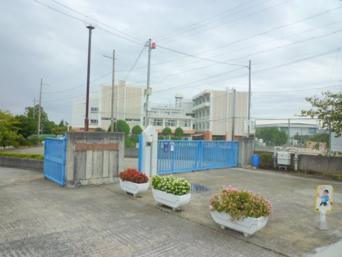 小学校　箕面市立西小学校（小学校）まで509m