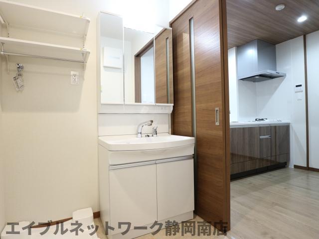 洗面設備　ゆったりとスペースのある洗面所