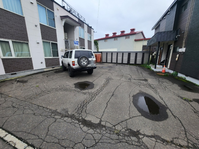 【にしなハウスＢの駐車場】