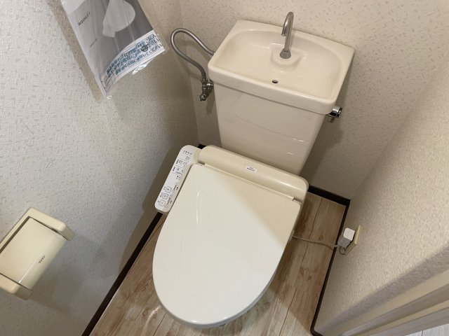 地下鉄四つ橋線 玉出駅 徒歩7分 8階建 築38年のトイレ写真