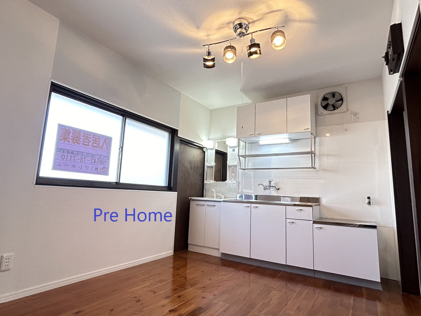 キッチン　白基調の清潔感のあるダイニングキッチン