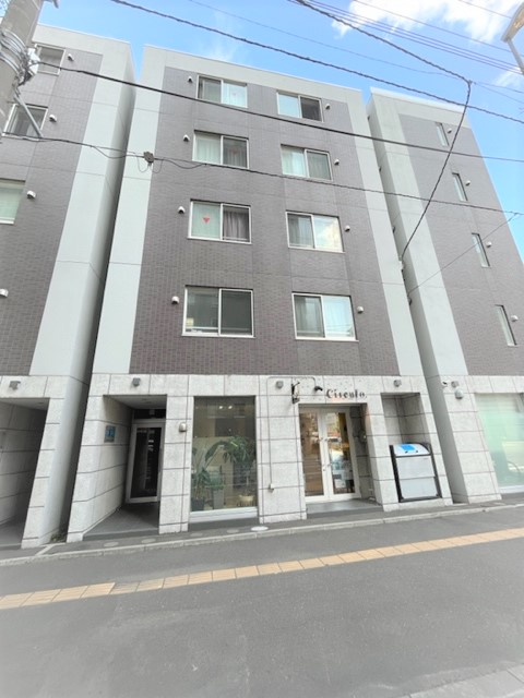 札幌市中央区南一条東のマンションの建物外観