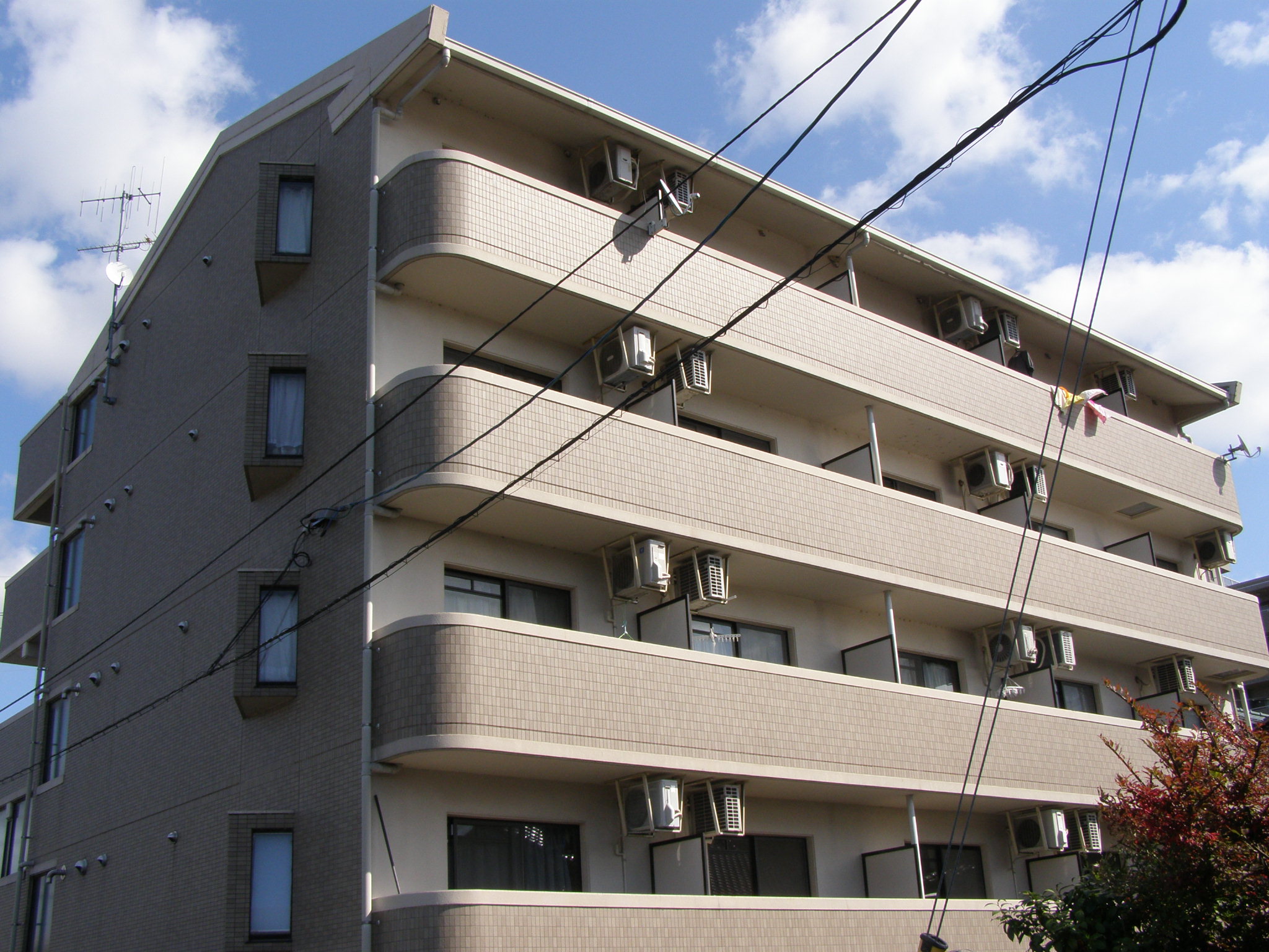 東広島市西条中央のマンションの建物外観