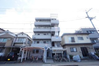 松山市新立町のマンションの建物外観