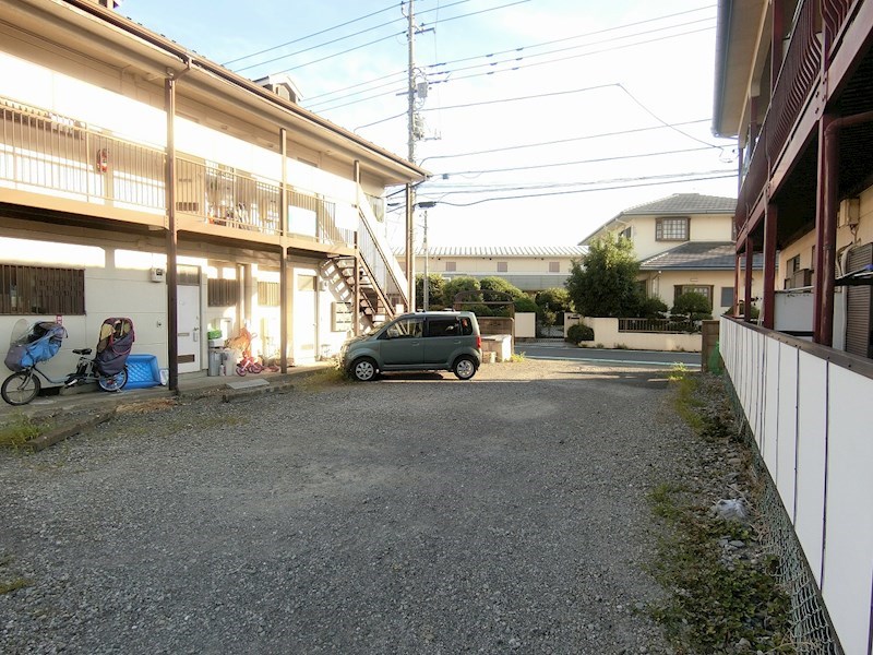 【府中市四谷のアパートの駐車場】