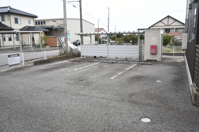 【魚津市青島のアパートの駐車場】