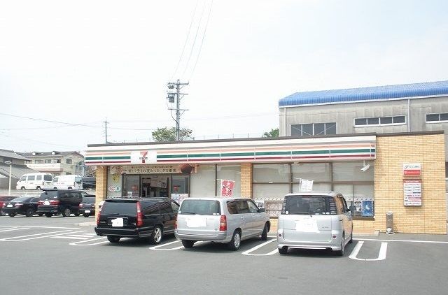 【豊川市谷川町のアパートのコンビニ】