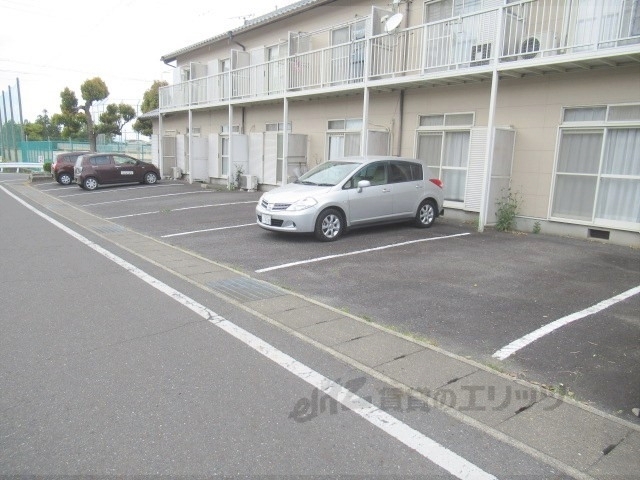 【蒲生郡日野町松尾のアパートの駐車場】