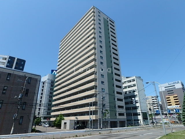 札幌市中央区南六条西のマンションの建物外観