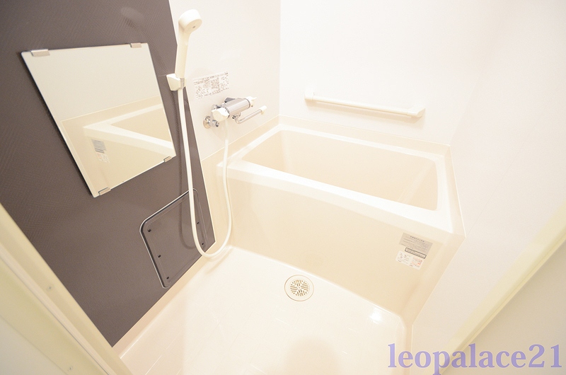 バス・シャワールーム　風呂、トイレ別々です