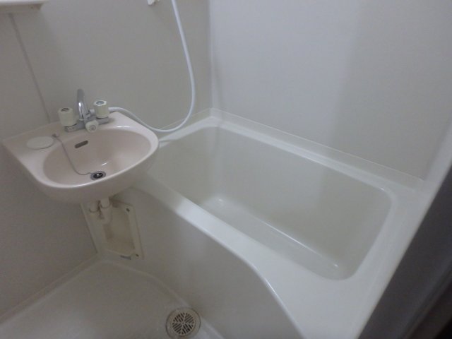 バス・シャワールーム　コンパクトで使いやすいお風呂です