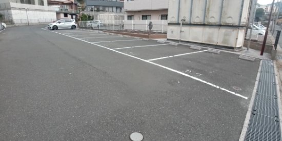 【北九州市門司区大里東のマンションの駐車場】