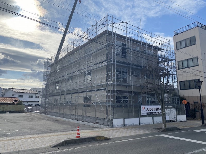 上田市中央のアパートの建物外観