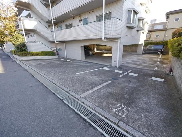 【狭山市狭山台のマンションの駐車場】