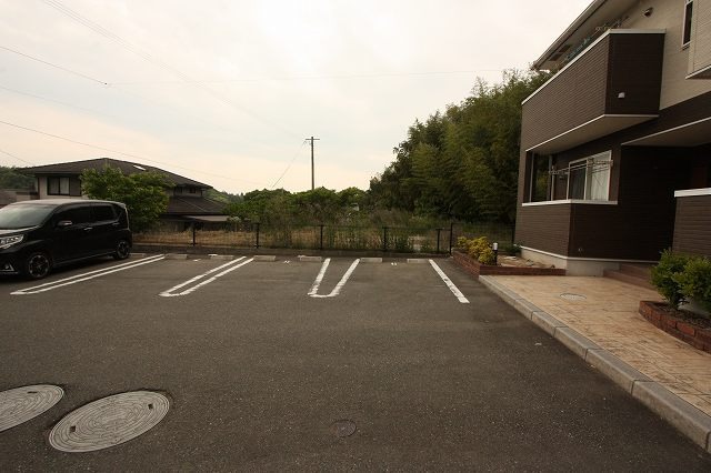 【飯塚市多田のアパートの駐車場】