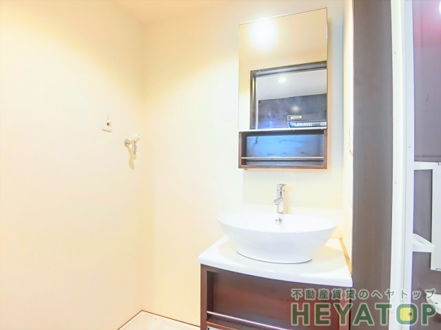 洗面設備　便利なおしゃれな洗面化粧台（同仕様写真）