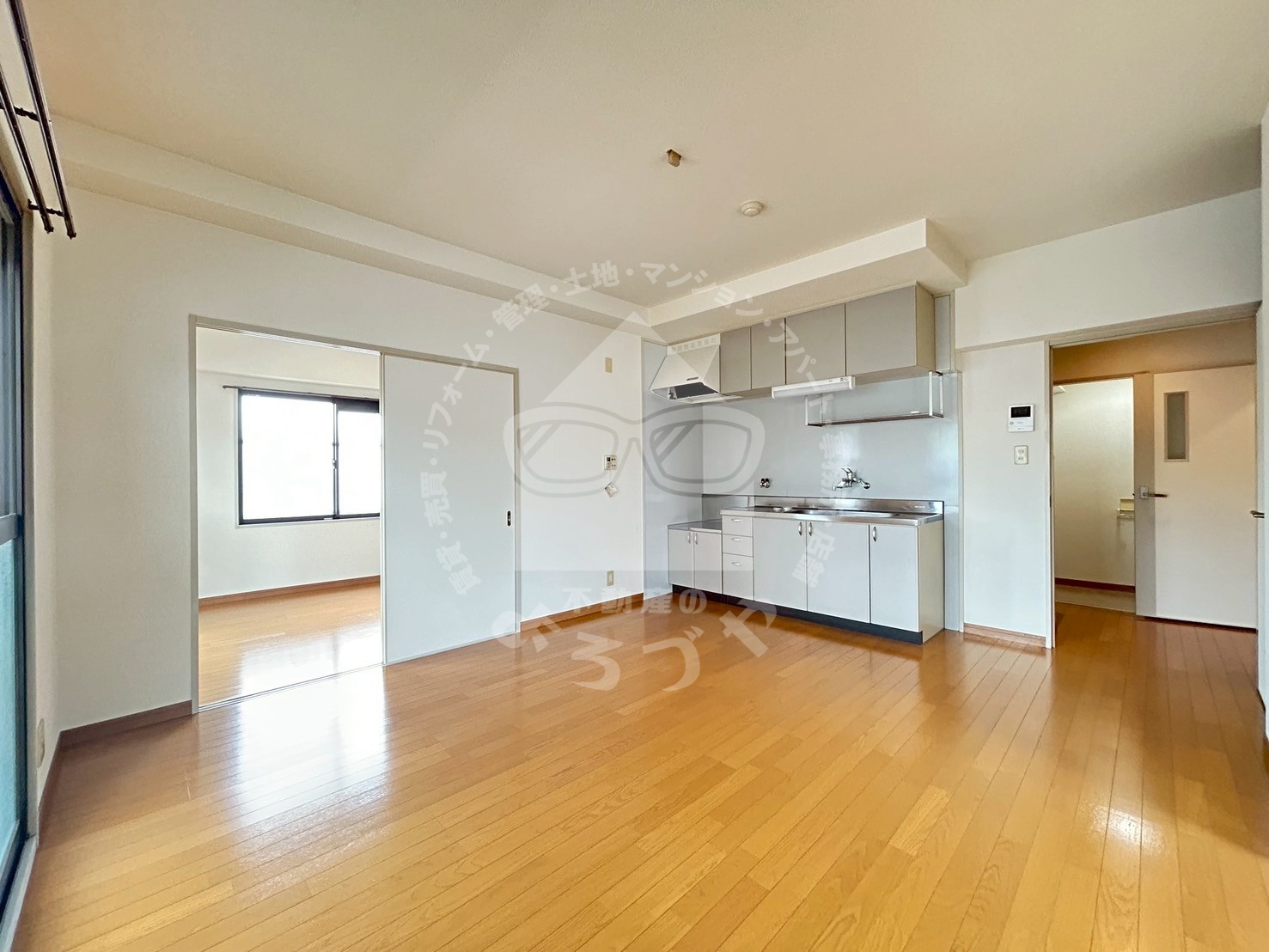 建物外観　明るいリビングスペースから各部屋に行けます