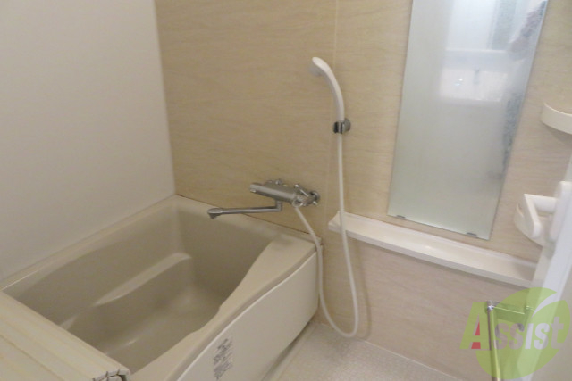 バス・シャワールーム　肩までゆっくり浸かれる広さです。疲れを取りましょう。