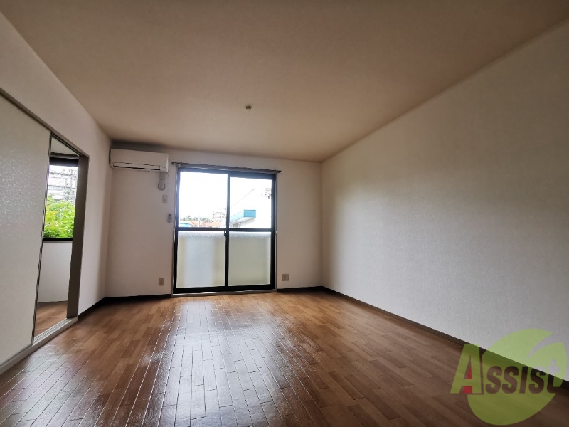 居室・リビング　１０．５帖の洋室です。南向きで明るいお部屋です。