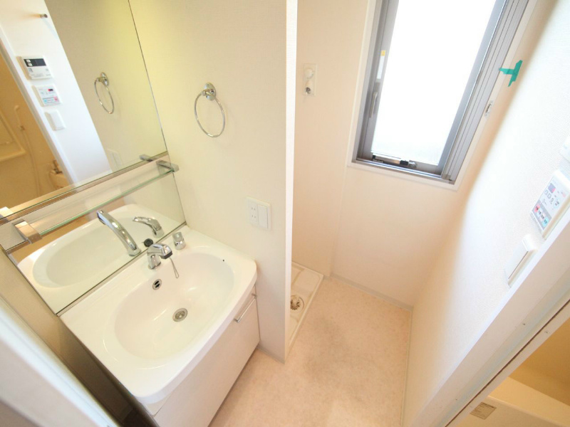 洗面設備　脱衣所　独立洗面台（シャンプードレッサー付）収納スペース有