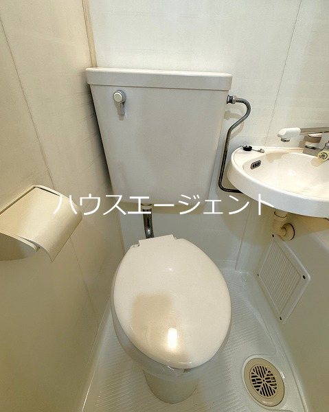 トイレ　ユニットバスは掃除が楽。しかも広めです。