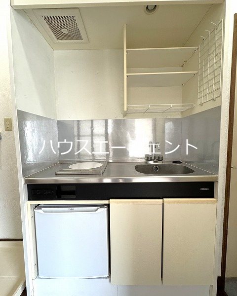 キッチン　ミニ冷蔵庫付きのキッチン。上部・下部に収納もあります。