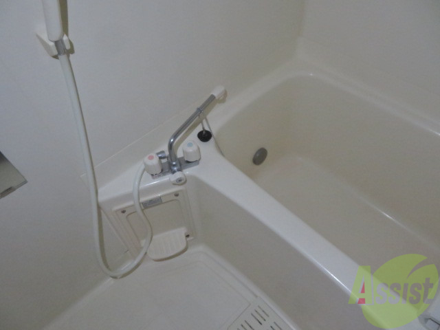 バス・シャワールーム　バスルームは広々として清潔感もありますね。