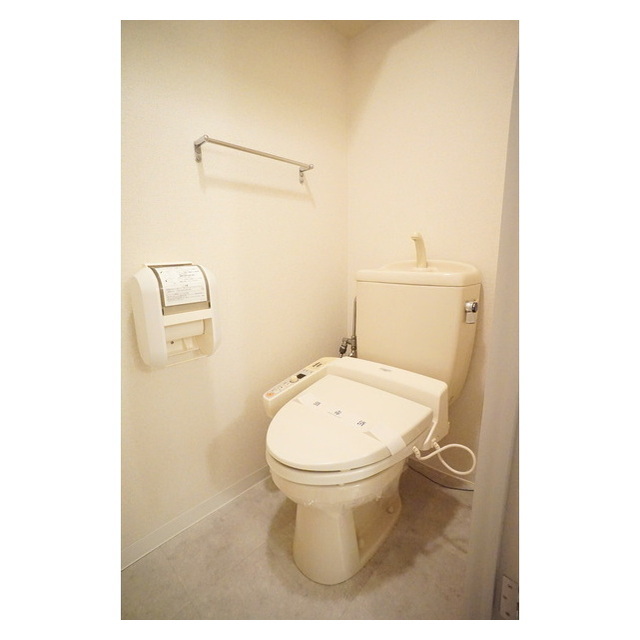 トイレ　気遣いを感じる棚やホルダー