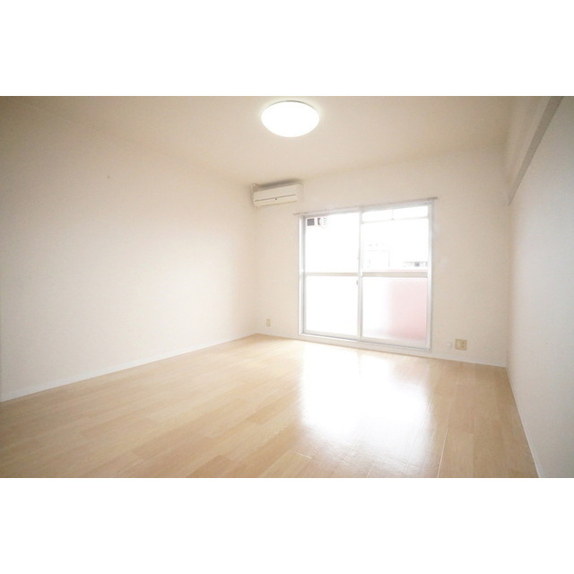 居室・リビング　明るい日差しの室内